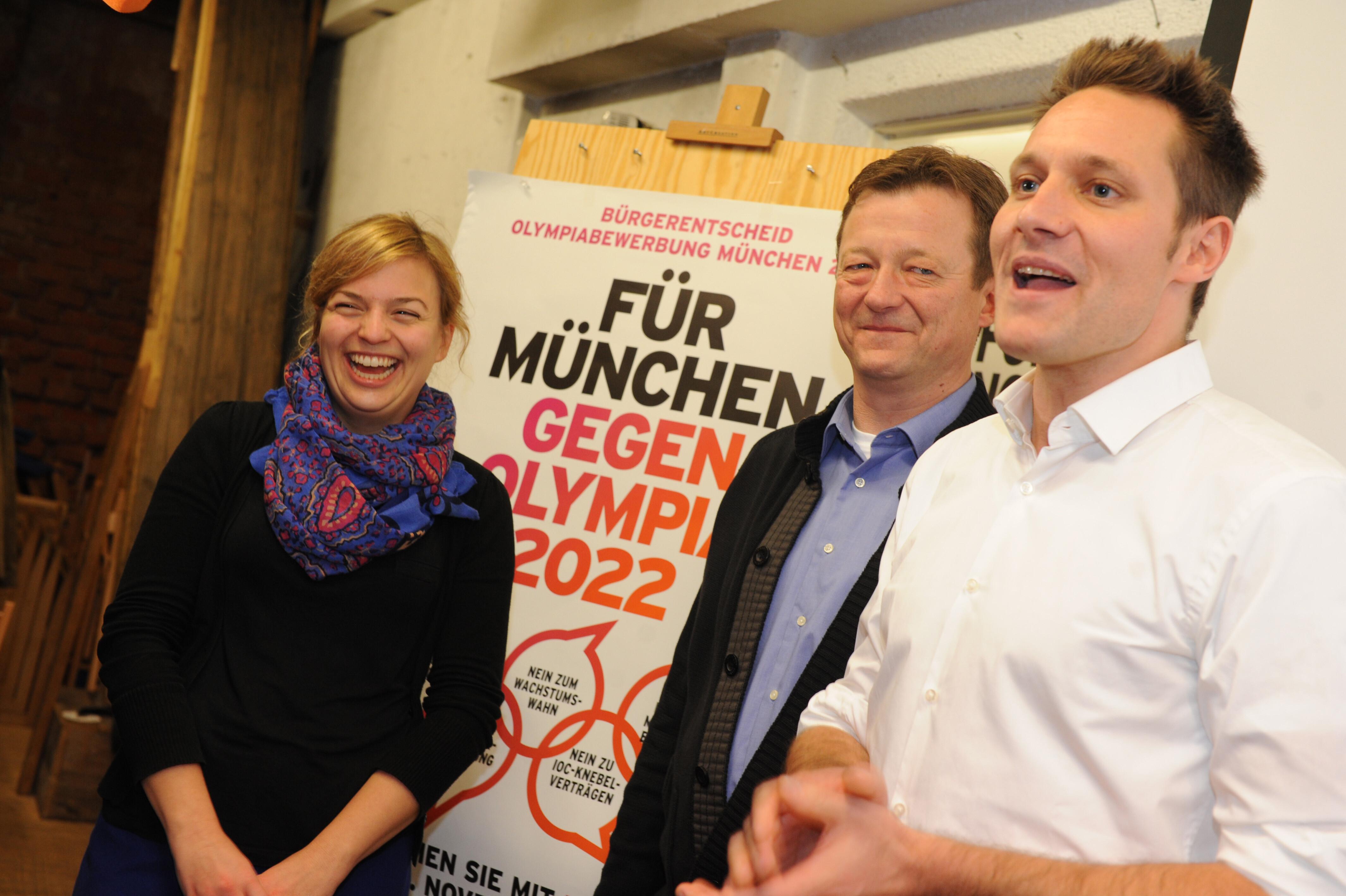 Die Olympiagegner Christian Hirneis (m.) vom Bund Naturschutz, Katharina Schulze und Ludwig Hartmann von den Grünen feiern im Stemmerhof den Ausgang der Bürgerabstimmung über die Münchner Olympiabewerbung für die Winterspiele 2022., 09.11.2013