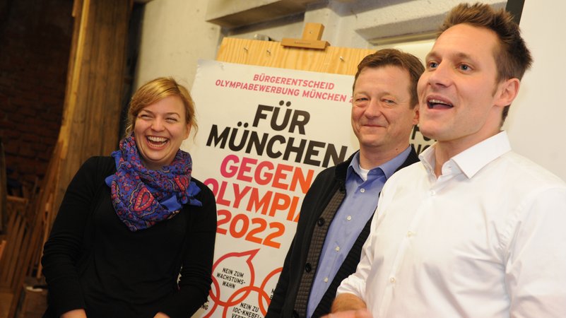 Die Olympiagegner Christian Hirneis (m.) vom Bund Naturschutz, Katharina Schulze und Ludwig Hartmann von den Grünen feiern im Stemmerhof den Ausgang der Bürgerabstimmung über die Münchner Olympiabewerbung für die Winterspiele 2022., 09.11.2013 | Bild: picture alliance / Sueddeutsche Zeitung Photo | Rumpf, Stephan Die Olympiagegner Christian Hirneis (m.) vom Bund Naturschutz, Katharina Schulze und Ludwig Hartmann von den Grünen feiern im Stemmerhof den Ausgang der Bürgerabstimmung über die Münchner Olympiabewerbung für die Winterspiele 2022., 09.11.2013