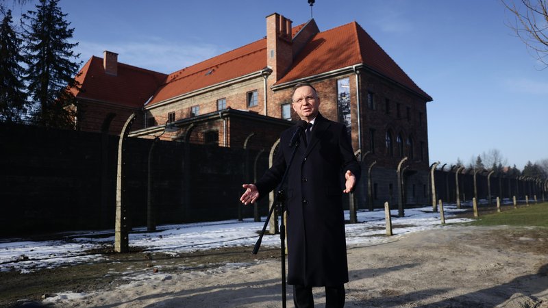 Gedenken an die NS-Opfer | Bild: picture alliance / Anadolu | Jakub Porzycki Gedenken an die NS-Opfer