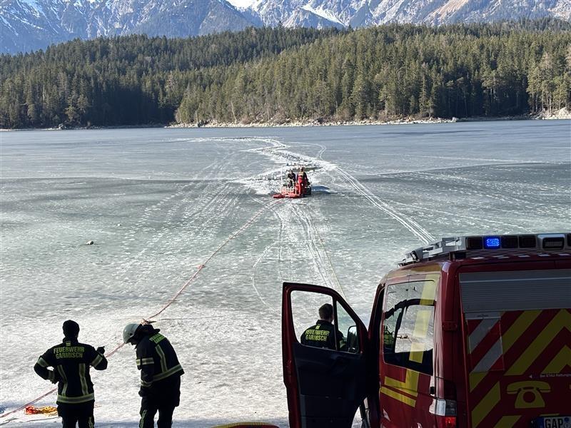 Großeinsatz am Eibsee: Mehrere Personen ins Eis eingebrochen.