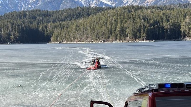 Großeinsatz am Eibsee: Mehrere Personen ins Eis eingebrochen. | Bild: BR/Martin Breitkopf Großeinsatz am Eibsee: Mehrere Personen ins Eis eingebrochen.