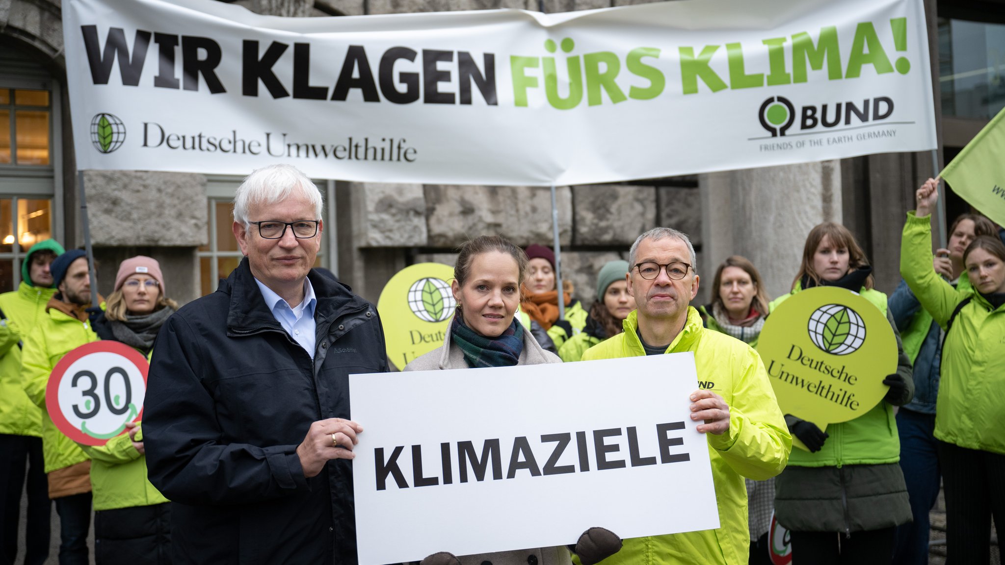 Jürgen Resch (l.), Bundesgeschäftsführer der DUH, Franziska Heß, Rechtsanwältin und Olaf Bandt, BUND-Vorsitzender vor dem Oberverwaltungsgericht