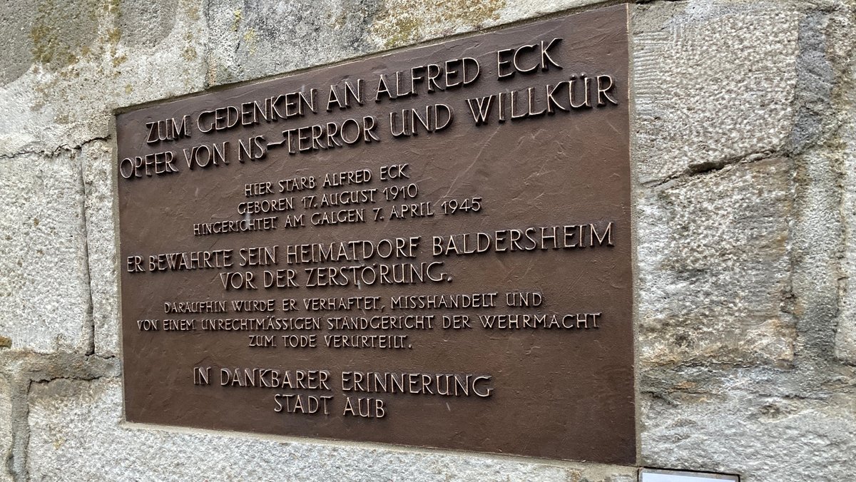 Gedenktafel für Alfred Eck mit der Aufschrift "Zum Gedenken an Alfred Eck – Opfer von NS-Terror und Willkür"