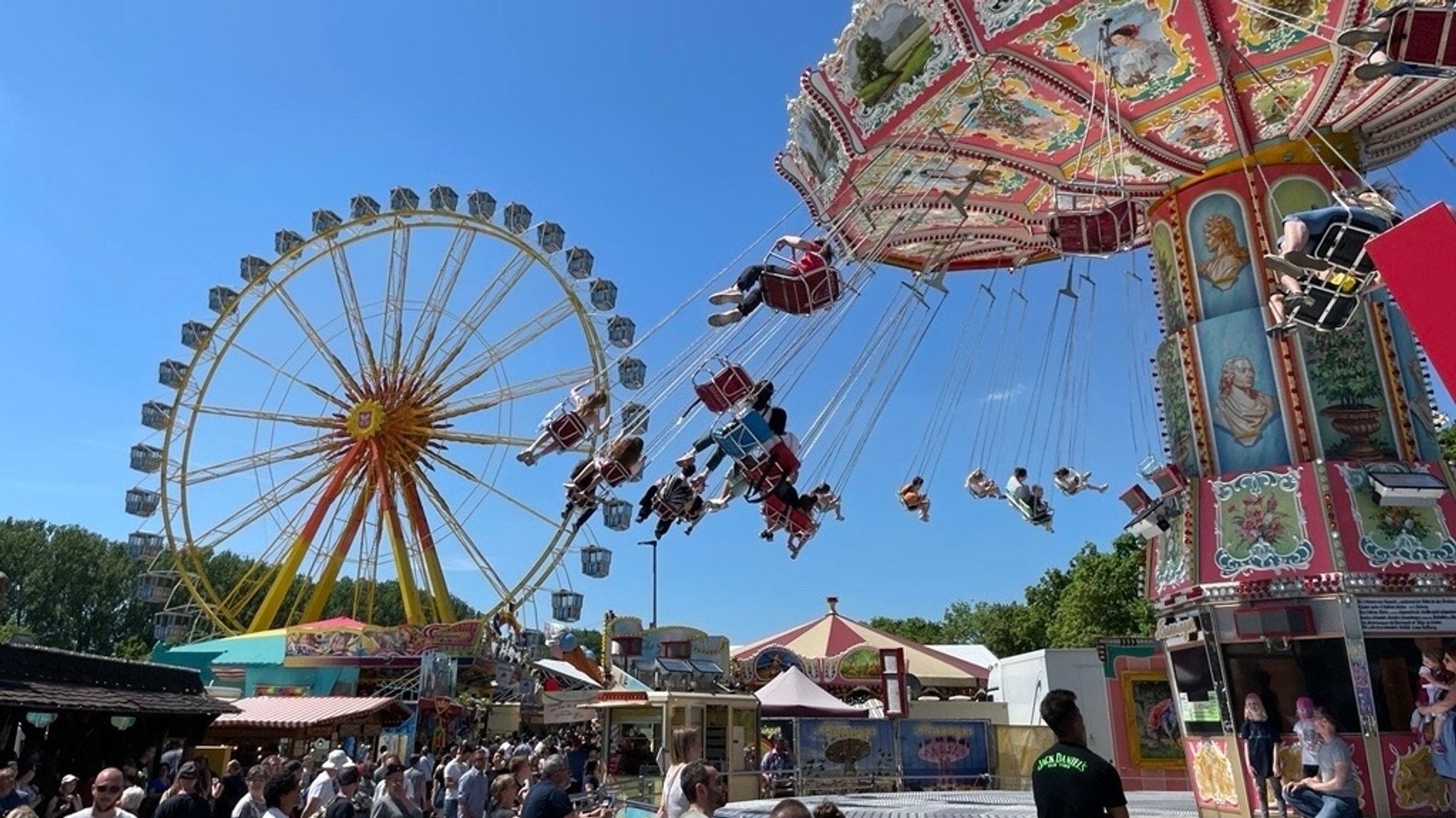 Riesenrad und Kettenkarussell bei der Regensburger Maidult 2022