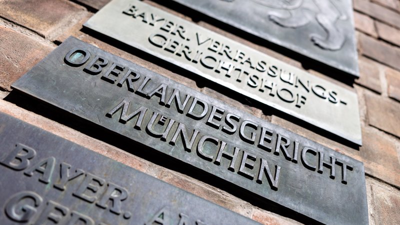 Symbolbild: Schild vor dem Münchner Oberlandesgericht | Bild: picture alliance / dpa | Matthias Balk Symbolbild: Schild vor dem Münchner Oberlandesgericht