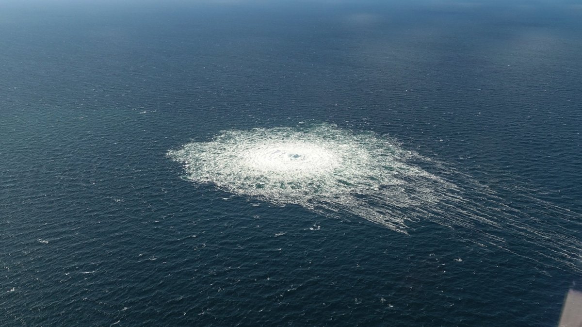 Archivbild vom 27.09.2022: Das vom dänischen Verteidigungskommando zur Verfügung gestellte Foto zeigt das Nord-Stream-2-Gasleck in der Nähe von Bornholm aus der Luft. 