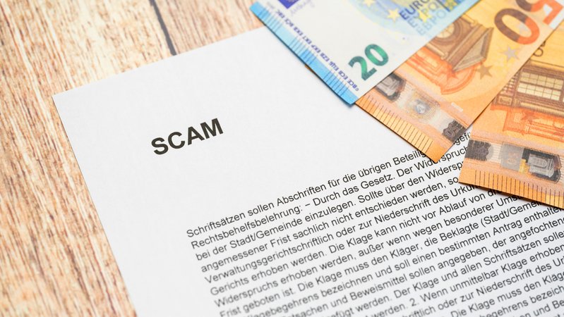 Analoger Brief, digitaler Betrug: In München gehen falsche Briefe um, die angeblich von der Commerzbank stammen. Doch der QR-Code im Brief führt auf die Seite der Betrüger. | Bild: picture alliance / CHROMORANGE | Michael Bihlmayer Analoger Brief, digitaler Betrug: In München gehen falsche Briefe um, die angeblich von der Commerzbank stammen. Doch der QR-Code im Brief führt auf die Seite der Betrüger.