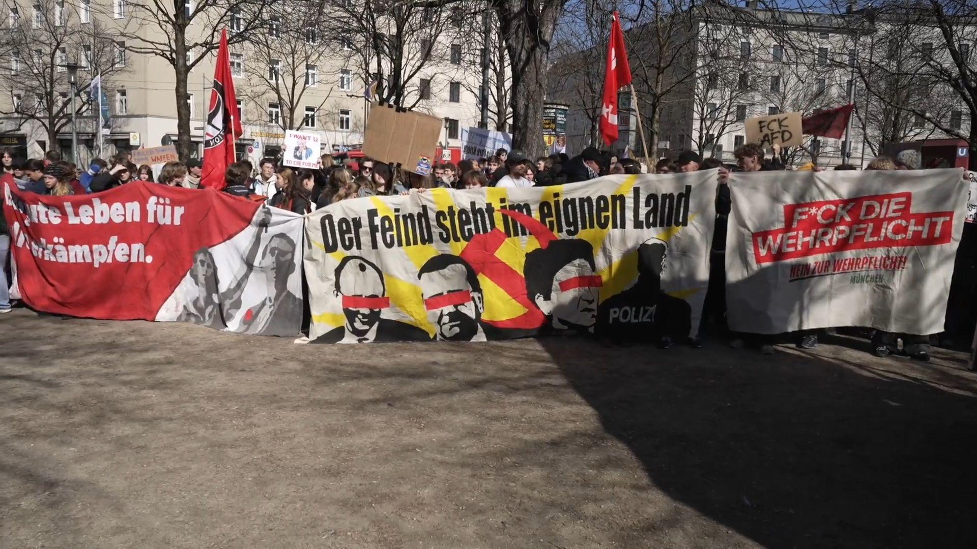 Zahlreiche Teilnehmer bei der Demonstration "Schulstreik gegen die Wehrpflicht" in München 