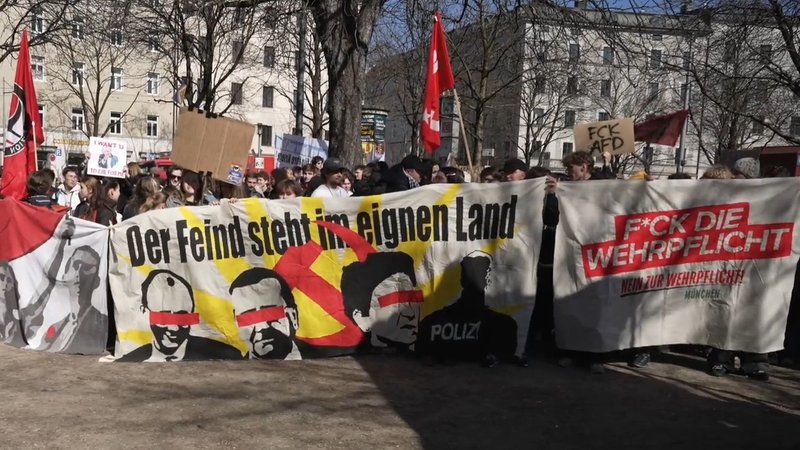 Zahlreiche Teilnehmer bei der Demonstration "Schulstreik gegen die Wehrpflicht" in München | Bild: dpa-Bildfunk/Ehsan Monajati Zahlreiche Teilnehmer bei der Demonstration "Schulstreik gegen die Wehrpflicht" in München