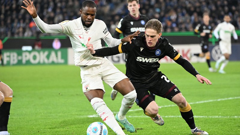 04.12.2024, Baden-Württemberg, Karlsruhe: Fußball: DFB-Pokal, Karlsruher SC - FC Augsburg, Achtelfinale, BBBank Wildpark. Der Karlsruher David Herold (r) und der Augsburger Frank Onyeka kämpfen um den Ball. Foto: Uli Deck/dpa - WICHTIGER HINWEIS: Gemäß den Vorgaben der DFL Deutsche Fußball Liga bzw. des DFB Deutscher Fußball-Bund ist es untersagt, in dem Stadion und/oder vom Spiel angefertigte Fotoaufnahmen in Form von Sequenzbildern und/oder videoähnlichen Fotostrecken zu verwerten bzw. verwerten zu lassen. +++ dpa-Bildfunk +++ | Bild: dpa-Bildfunk/Uli Deck 04.12.2024, Baden-Württemberg, Karlsruhe: Fußball: DFB-Pokal, Karlsruher SC - FC Augsburg, Achtelfinale, BBBank Wildpark. Der Karlsruher David Herold (r) und der Augsburger Frank Onyeka kämpfen um den Ball. Foto: Uli Deck/dpa - WICHTIGER HINWEIS: Gemäß den Vorgaben der DFL Deutsche Fußball Liga bzw. des DFB Deutscher Fußball-Bund ist es untersagt, in dem Stadion und/oder vom Spiel angefertigte Fotoaufnahmen in Form von Sequenzbildern und/oder videoähnlichen Fotostrecken zu verwerten bzw. verwerten zu lassen. +++ dpa-Bildfunk +++