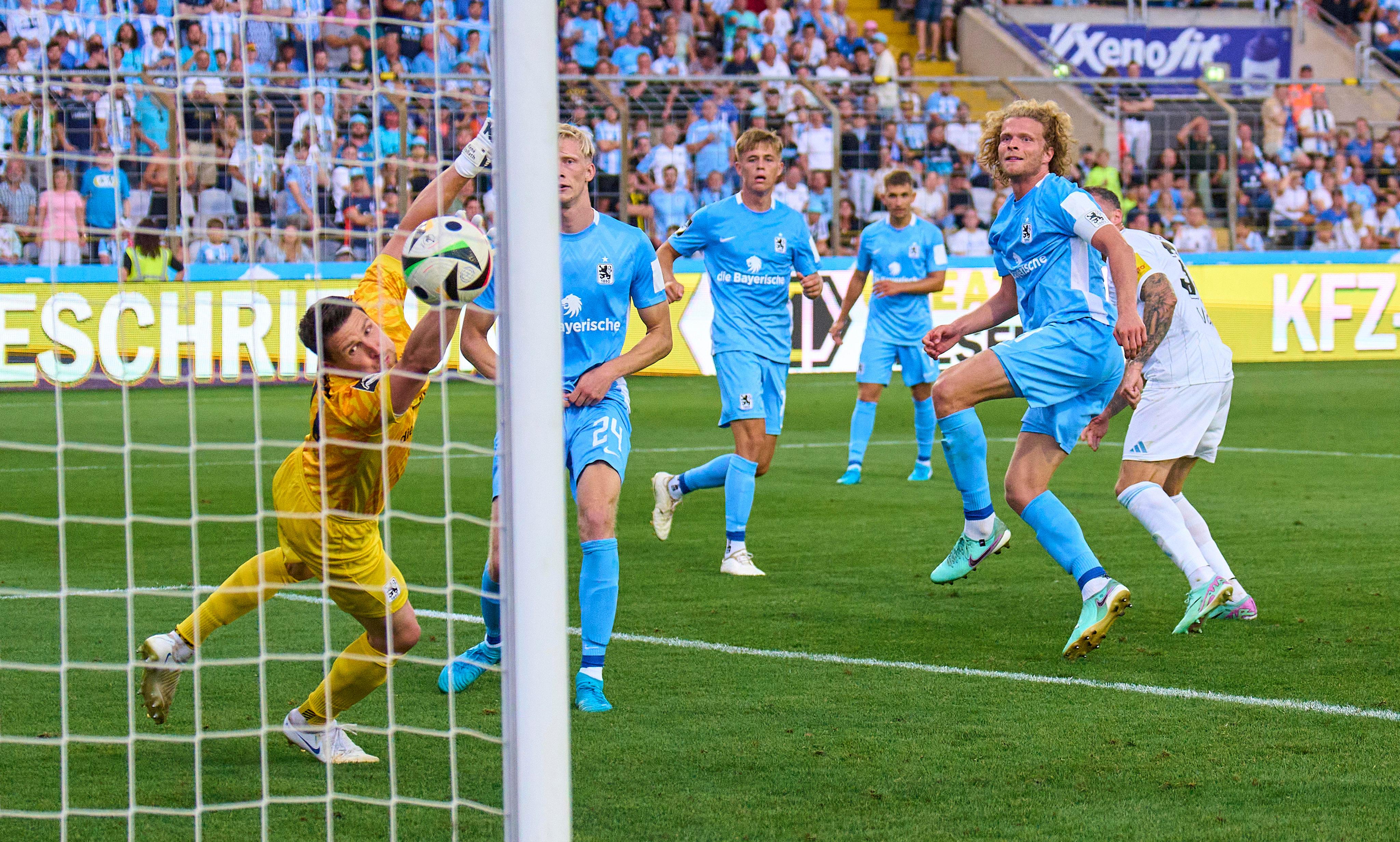 Die spielentscheidende Szene: Patrick Schmidt (verdeckt) trifft zum 1:0-Sieg des 1. FC Saarbrücken beim TSV 1860 München