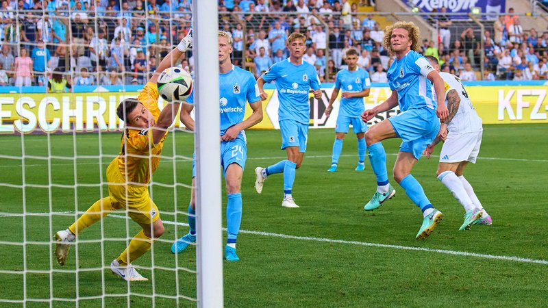 Die spielentscheidende Szene: Patrick Schmidt (verdeckt) trifft zum 1:0-Sieg des 1. FC Saarbrücken beim TSV 1860 München | Bild: picture-alliance/dpa Die spielentscheidende Szene: Patrick Schmidt (verdeckt) trifft zum 1:0-Sieg des 1. FC Saarbrücken beim TSV 1860 München