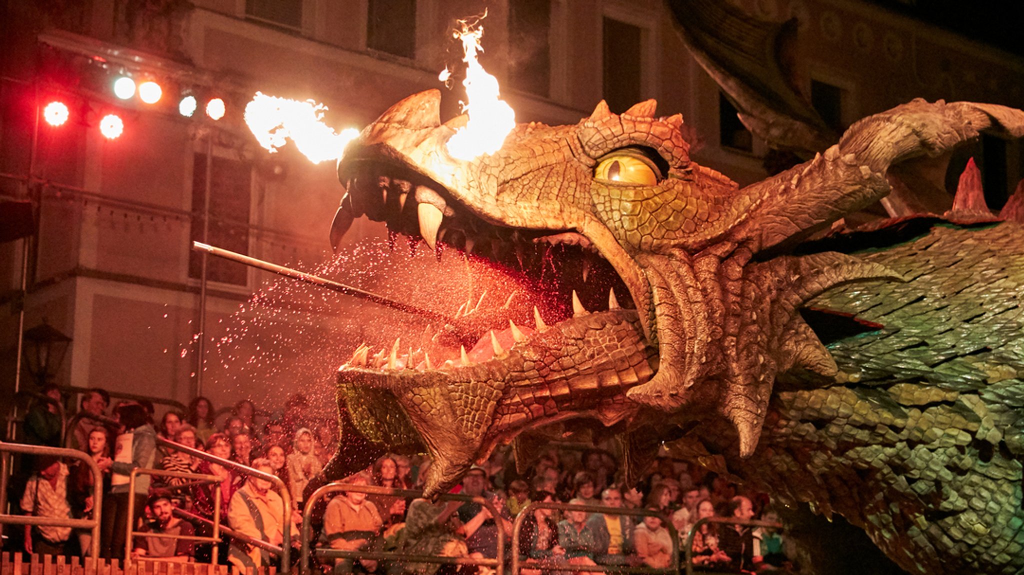 Drachenstich 2019: Der Drache kurz nach dem Lanzenwurf durch den Ritter.