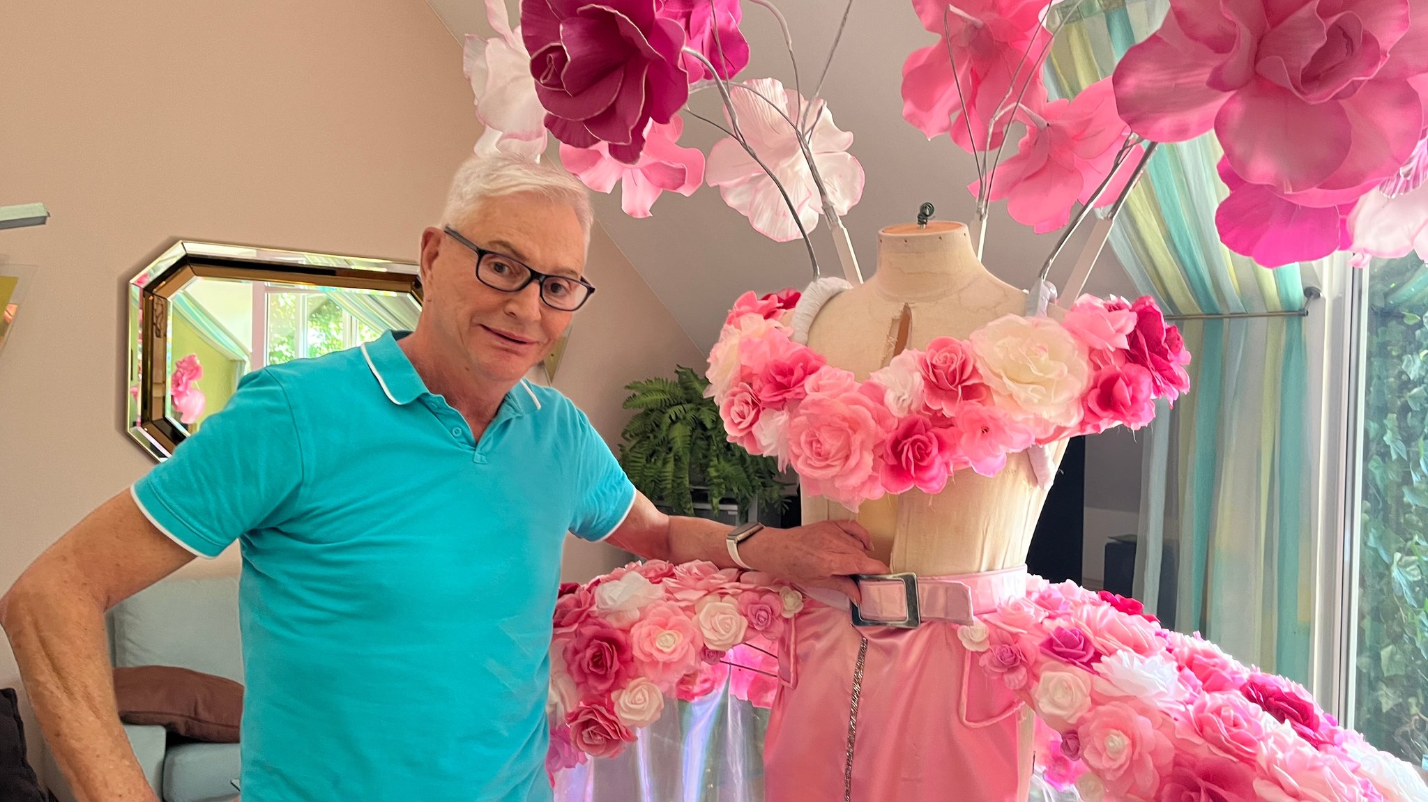 Beim CSD in München trägt Franka dieses Rosenkleid, selbst genäht | Bild: Astrid Uhr, BR Beim CSD in München trägt Franka dieses Rosenkleid, selbst genäht