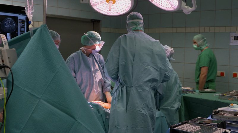Ärzte führen eine Operation durch. | Bild: BR Ärzte führen eine Operation durch.