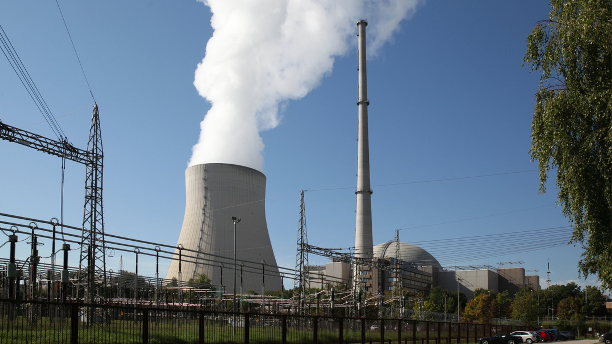 Das Atomkraftwerk Isar 2 in Essenbach bei Landshut