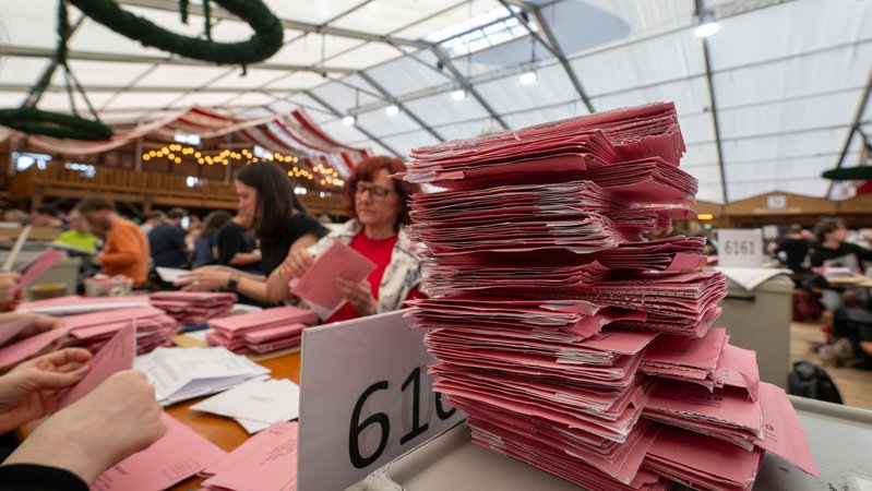 In Augsburg sortieren Wahlhelfer in einem Bierzelt Briefwahlunterlagen zur Stichwahl der Kommunalwahl.. | Bild: dpa-Bildfunk/Stefan Puchner In Augsburg sortieren Wahlhelfer in einem Bierzelt Briefwahlunterlagen zur Stichwahl der Kommunalwahl..
