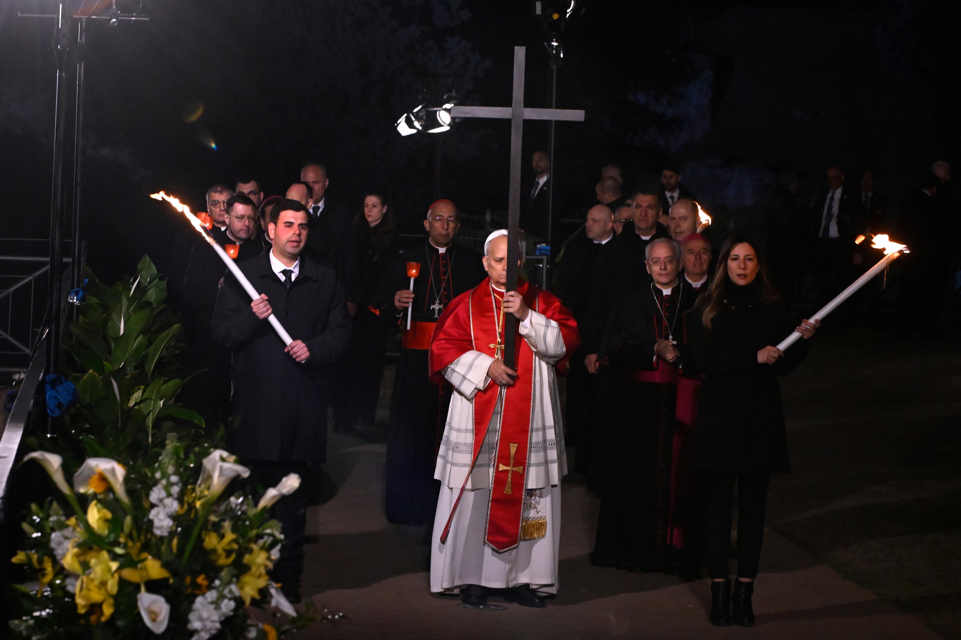 Papst Leo XIV. trägt das Holzkreuz auf dem Kreuzweg selbst. 