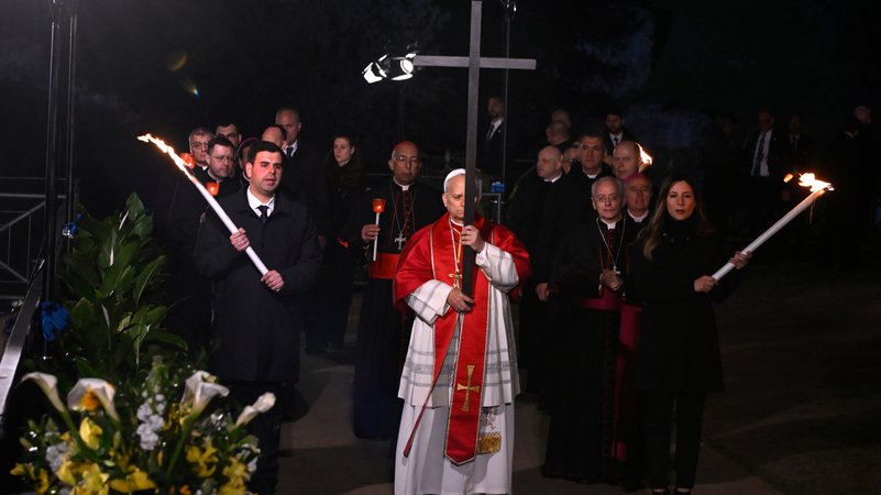 Papst Leo XIV. trägt das Holzkreuz auf dem Kreuzweg selbst. | Bild: picture alliance / newscom | Sefano Spaziani Papst Leo XIV. trägt das Holzkreuz auf dem Kreuzweg selbst.