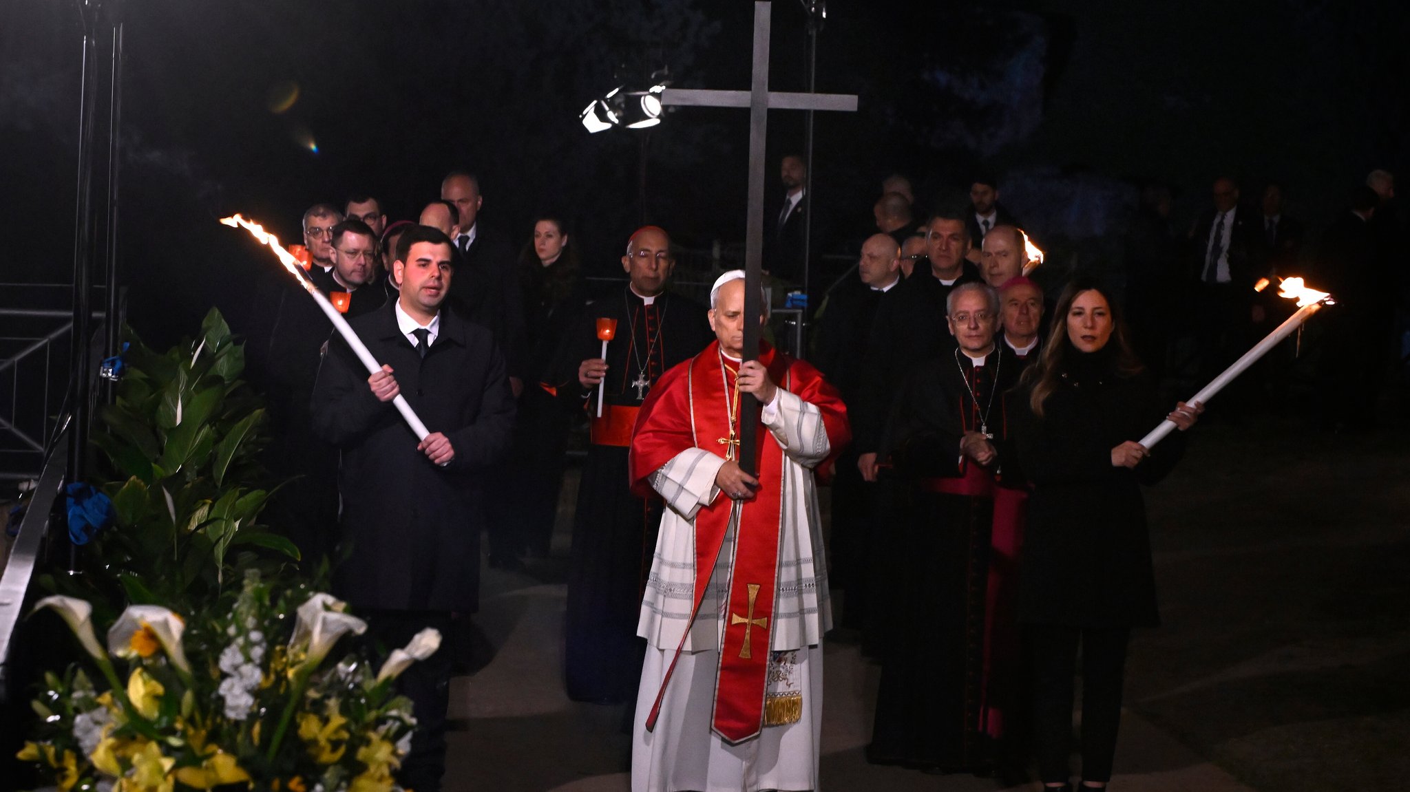 Papst Leo XIV. trägt das Holzkreuz auf dem Kreuzweg selbst. 