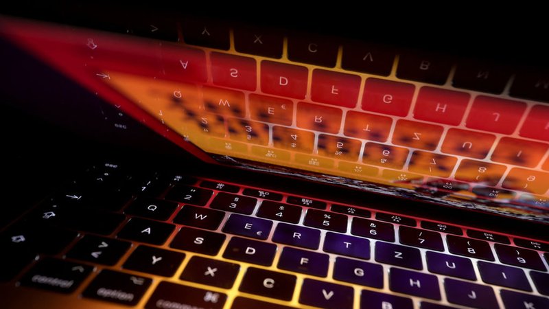 (Symbolbild) Die Tastatur eines Laptops spiegelt sich auf dem Bildschirm des Computers. | Bild: dpa-Bildfunk/Karl-Josef Hildenbrand (Symbolbild) Die Tastatur eines Laptops spiegelt sich auf dem Bildschirm des Computers.