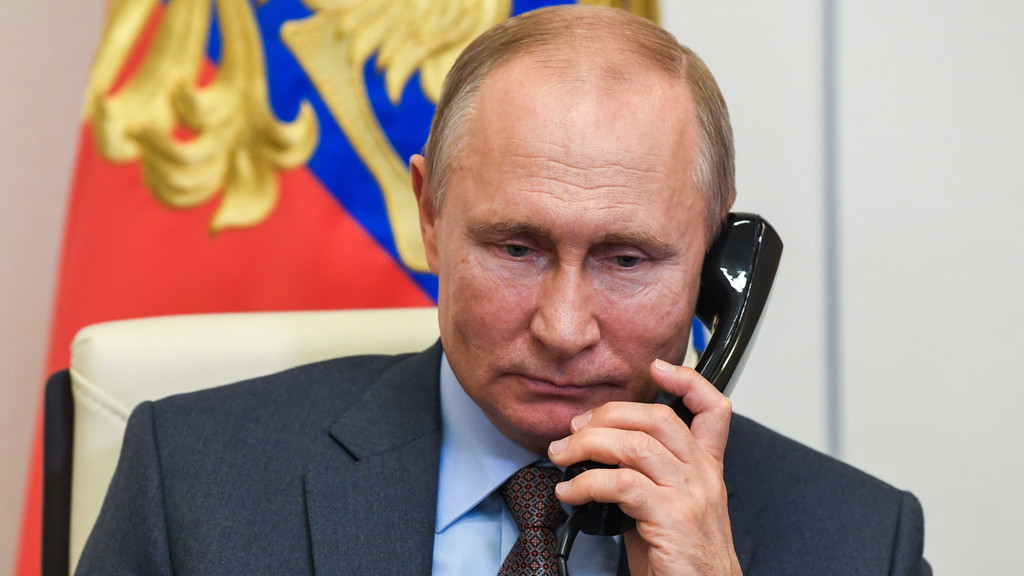 Wladimir Putin am Telefon.