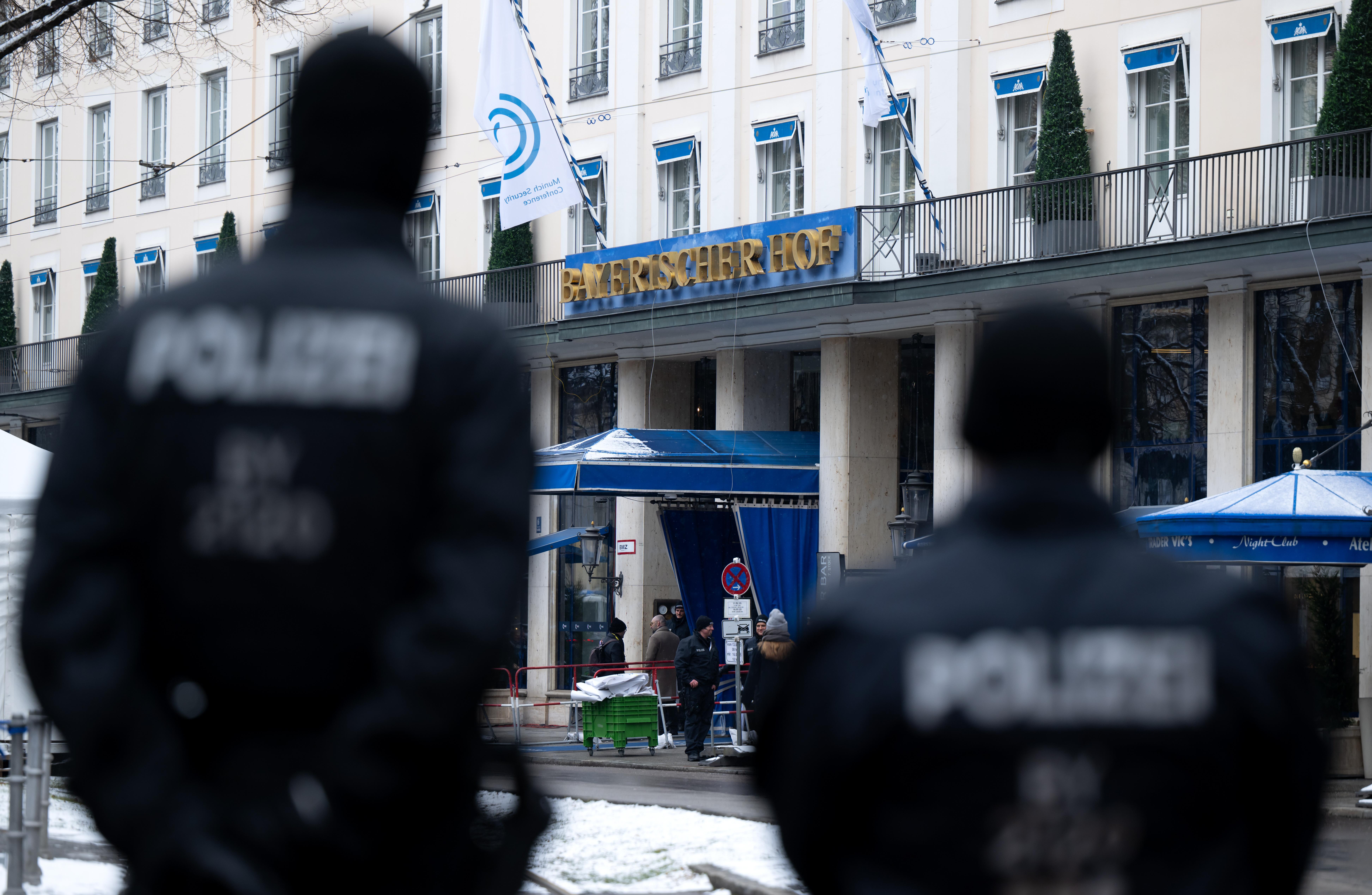Polizisten stehen nach Abschluss der Sicherheitskonferenz vor dem Hotel Bayerischer Hof. 