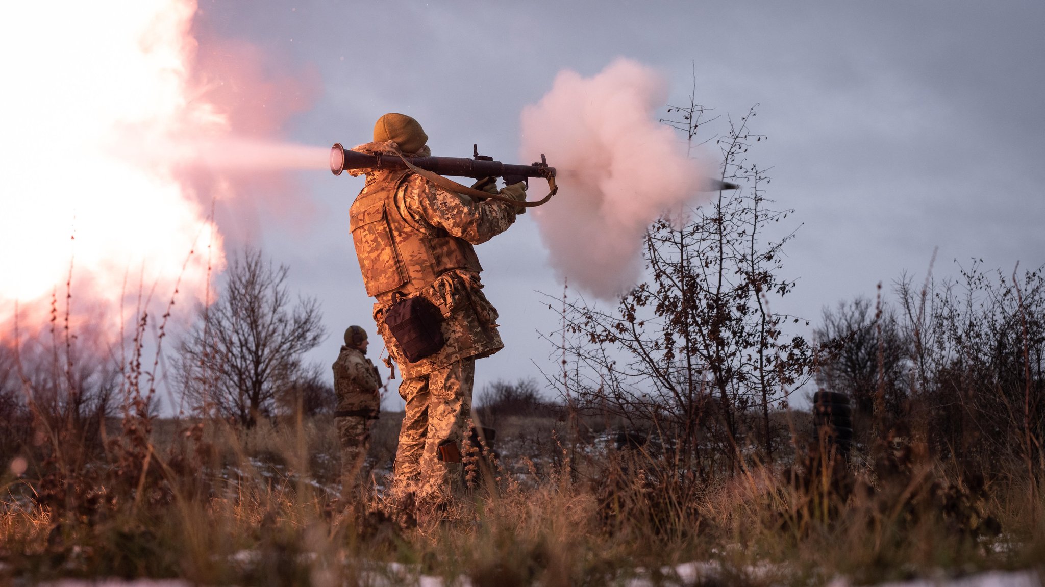 Ein ukrainischer Soldat der 24. Brigade feuert während einer Übung im Oblast Donezk, Ukraine, am 15. Dezember 2024 ein RPG ab.