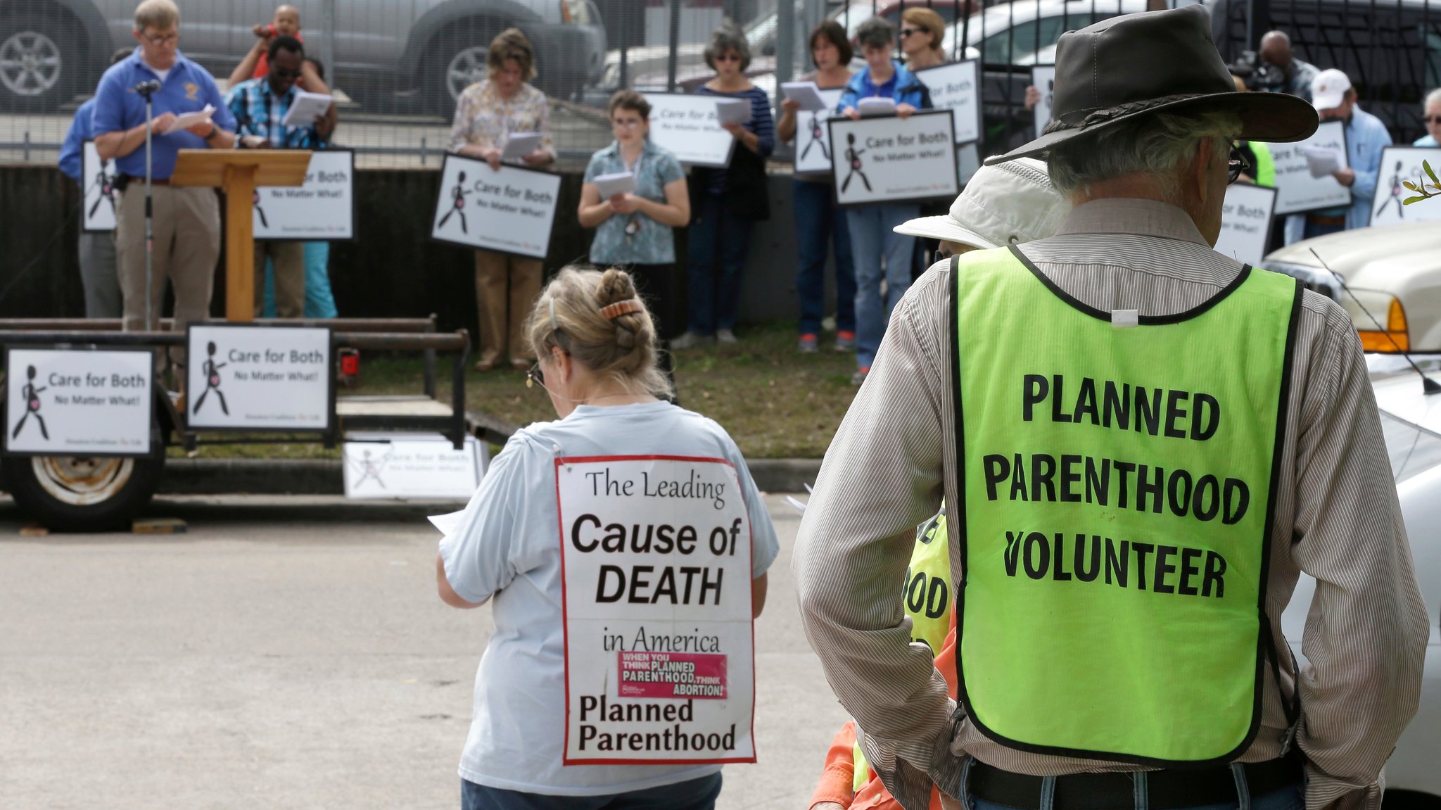 Ein ehrenamtlicher Helfer von Planned Parenthood überwacht den Protest vor der Klinik.