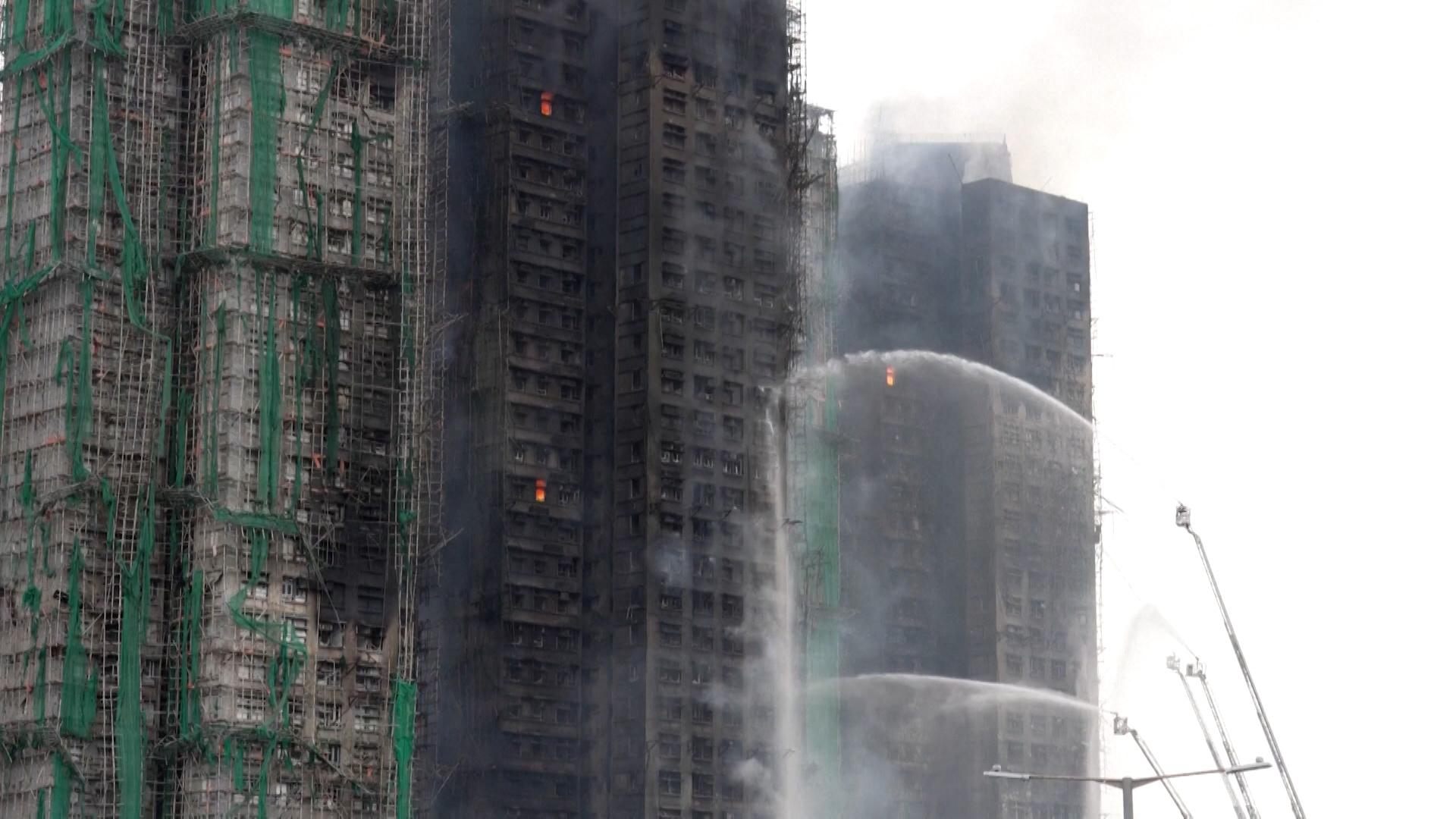 Großbrand in einer Wohnanlage in Hongkong
