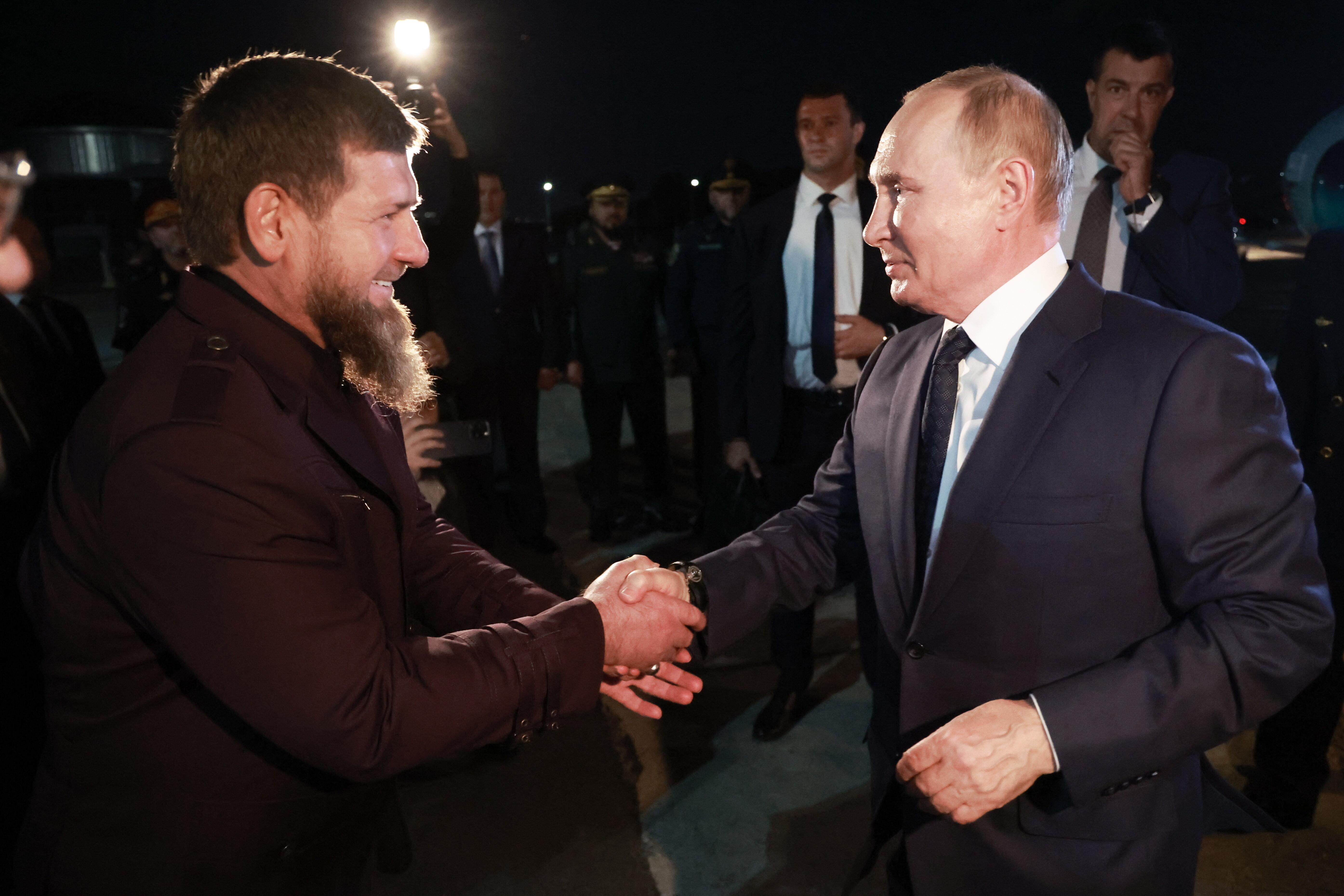 20. August 2024: Putin und Ramsan Kadyrow (links) geben sich die Hand