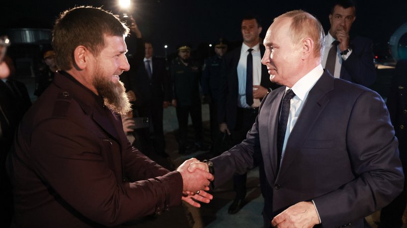 20. August 2024: Putin und Ramsan Kadyrow (links) geben sich die Hand | Bild: Wjatscheslaw Prokofjew/Picture Alliance 20. August 2024: Putin und Ramsan Kadyrow (links) geben sich die Hand