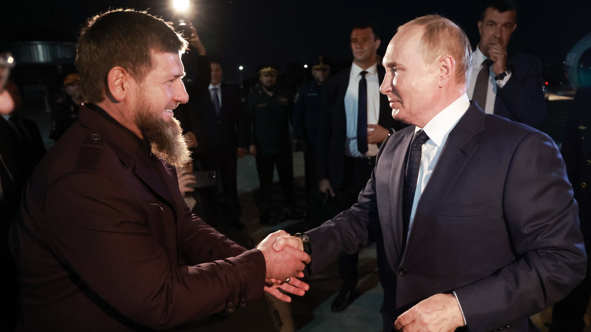 20. August 2024: Putin und Ramsan Kadyrow (links) geben sich die Hand