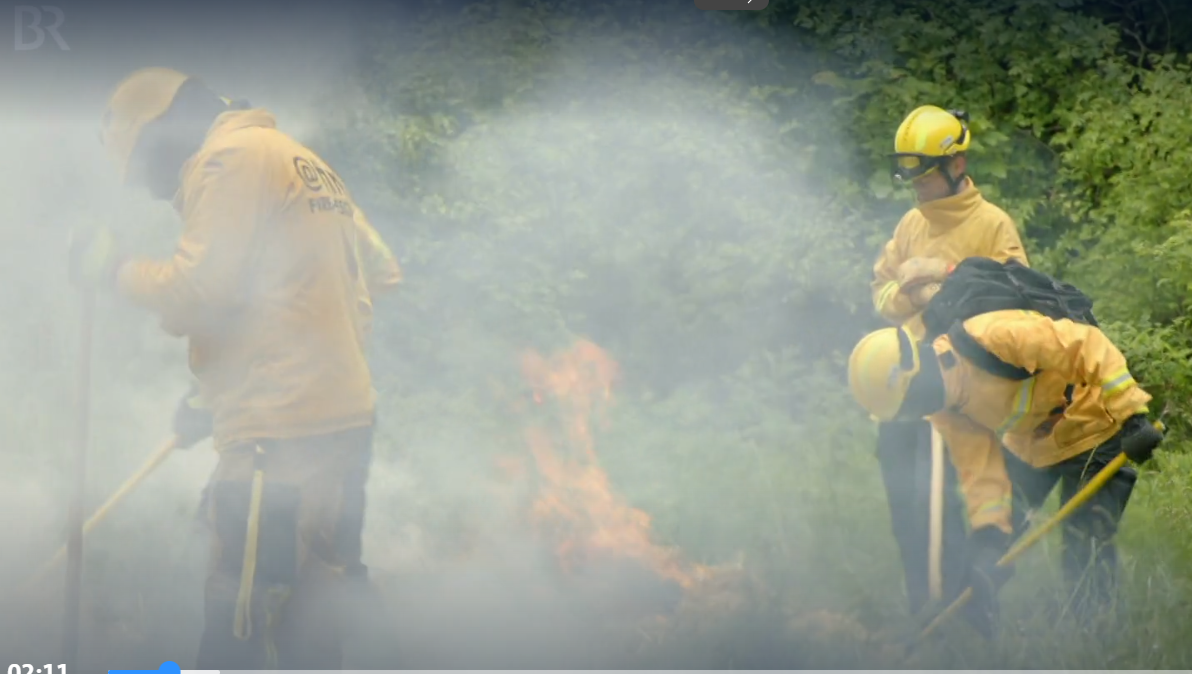 Freiwillige Feuerwehrleute bei der Arbeit. 