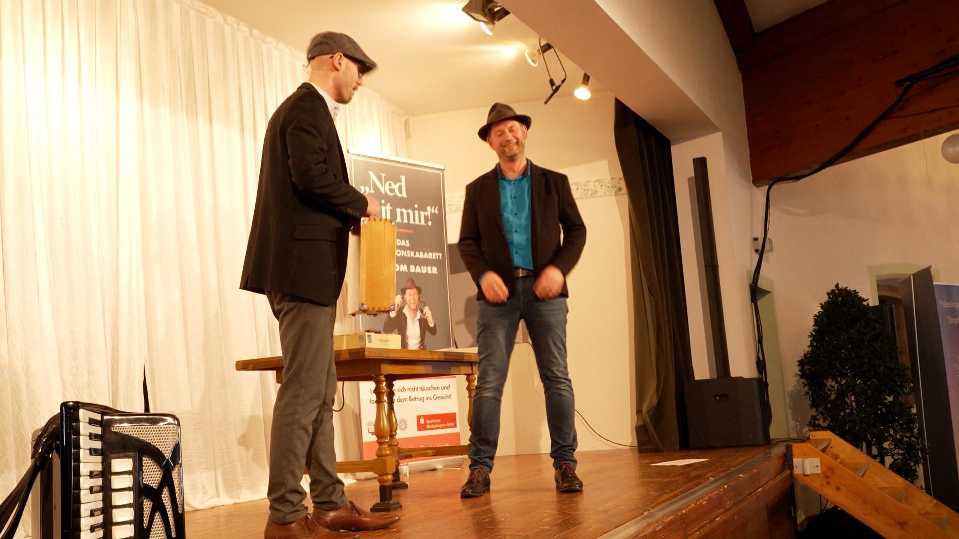 Das Präventionskabarett "Ned mit mir!" informiert über Schockanrufe oder Enkeltricks.