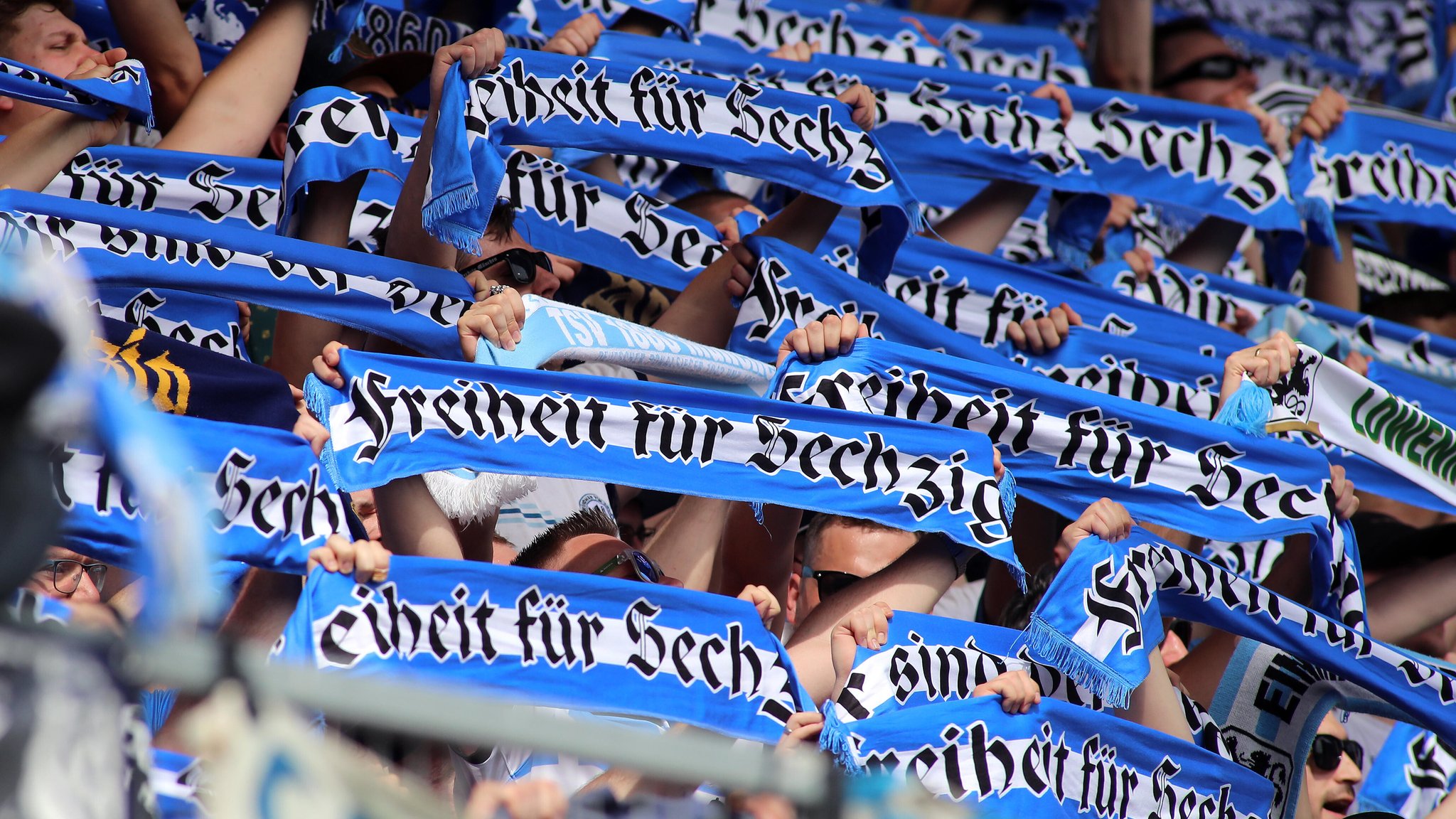 Die Westkurve München hat ihr Spendenziel von 250.000 Euro übertroffen | Bild: picture alliance / Wagner | Ulrich Wagner Die Westkurve München hat ihr Spendenziel von 250.000 Euro übertroffen
