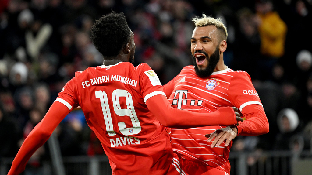 Eric Maxim Choupo-Moting feiert mit FC-Bayern-Teamkollegen Alphonso Davies 