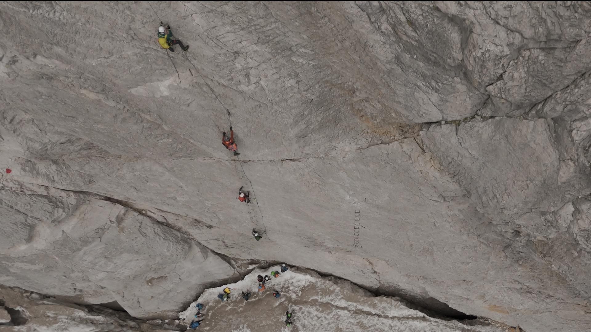 Der Aufstieg auf die Zugspitze über das Höllental ist nichts für schwache Nerven.