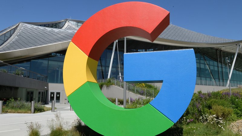 USA, Mountain View: Das Logo von Google ist an einem Gebäude der Konzernzentrale zu sehen. | Bild: dpa-Bildfunk/Andrej Sokolow USA, Mountain View: Das Logo von Google ist an einem Gebäude der Konzernzentrale zu sehen.