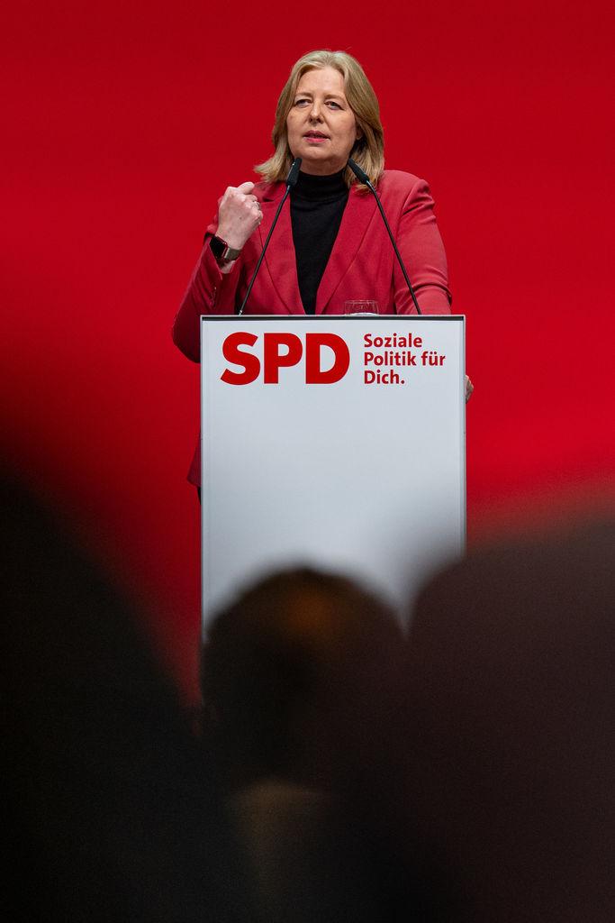 27.09.2025, Bayern, Landshut: Bärbel Bas, Bundesministerin für Arbeit und Soziales und Co-Parteivorsitzende der SPD, spricht beim Landesparteitag der SPD in Bayern. Foto: Armin Weigel/dpa +++ dpa-Bildfunk +++