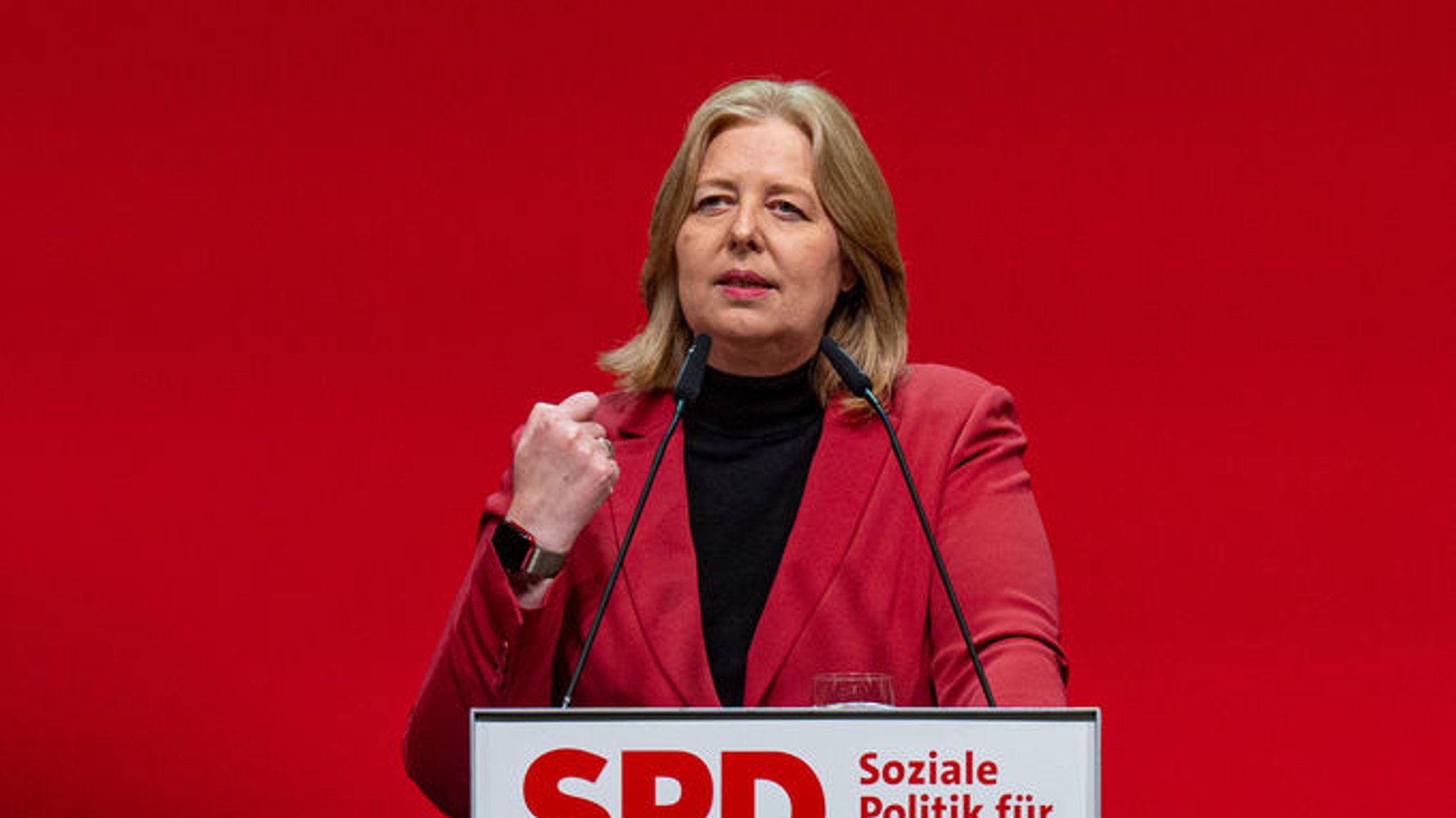 27.09.2025, Bayern, Landshut: Bärbel Bas, Bundesministerin für Arbeit und Soziales und Co-Parteivorsitzende der SPD, spricht beim Landesparteitag der SPD in Bayern. Foto: Armin Weigel/dpa +++ dpa-Bildfunk +++