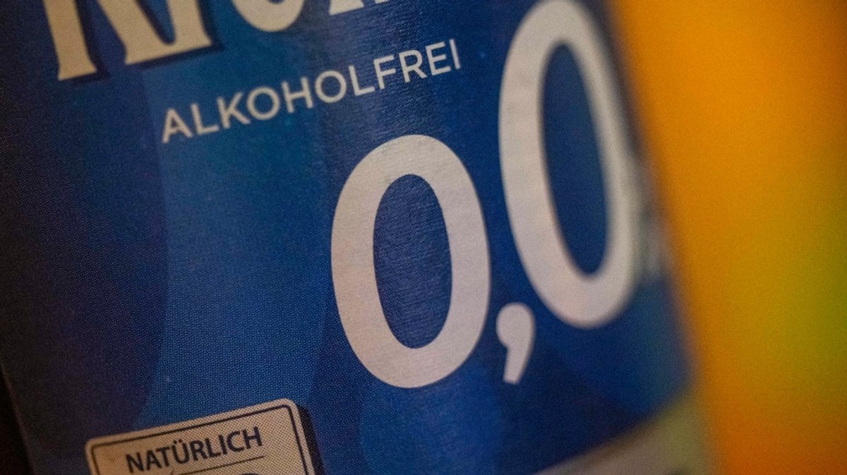 Archiv: 01.07.2023, Berlin: In einer Bar steht eine Flasche alkoholfreies Bier mit der Aufschrift ·Alkoholfrei 0,0%·. 