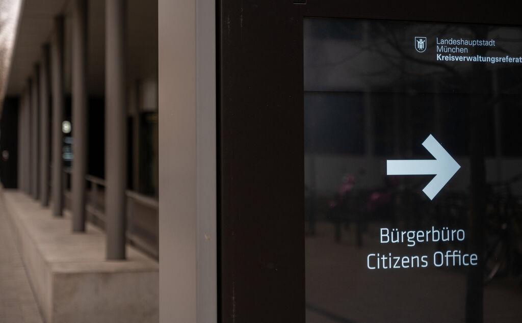 Eingangsschild des Kreisverwaltungsreferats in München.