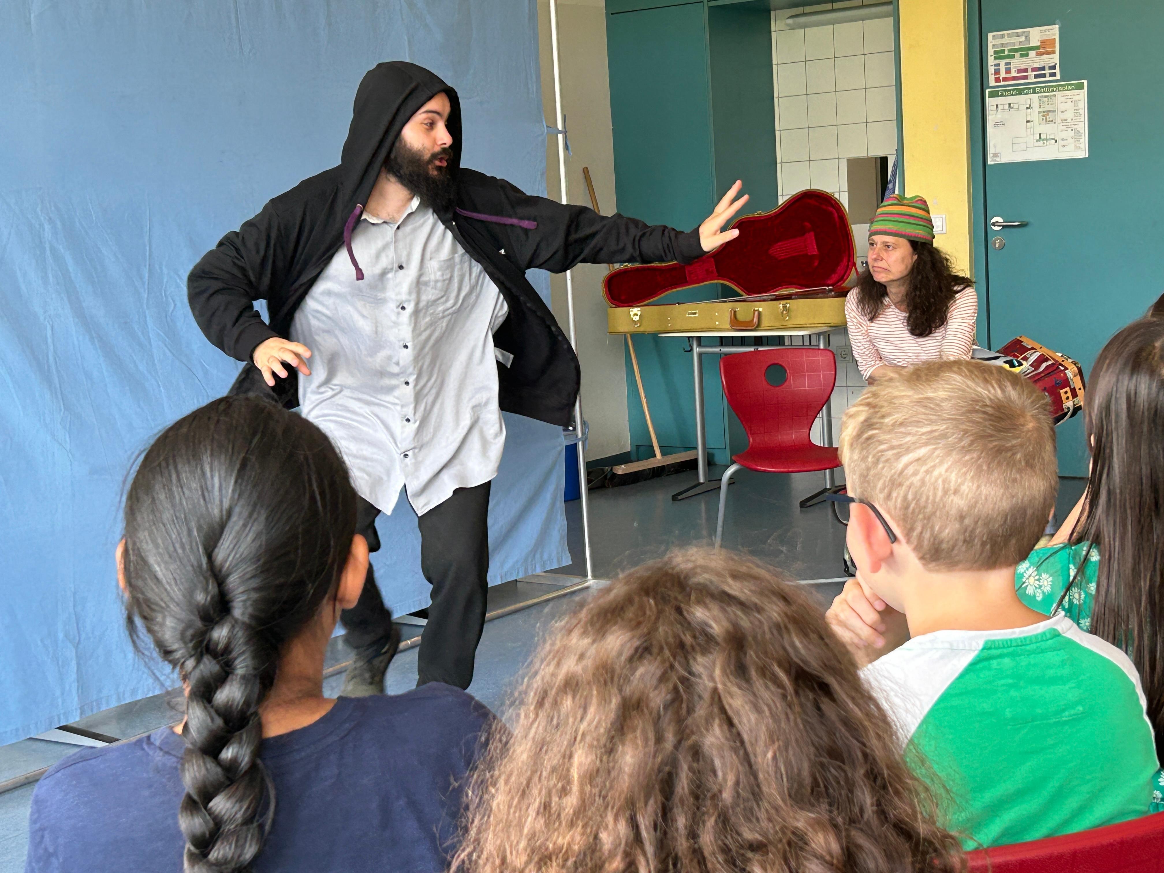 Szene aus dem Theaterprojekt "Mein Körper gehört mir"