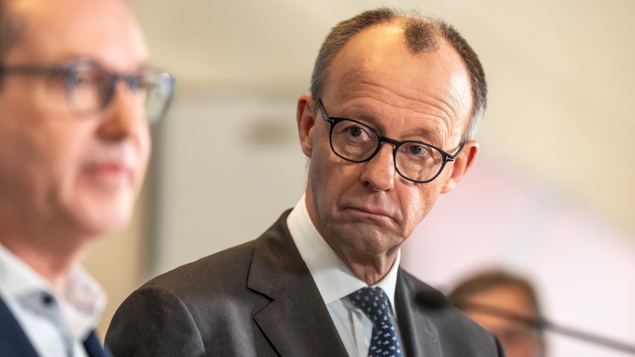 14.03.2025, Berlin: Friedrich Merz (r), CDU/CSU-Fraktionsvorsitzender im Bundestag und CDU-Bundesvorsitzender, steht bei einem Statement nach der Fraktionssitzung im Bundestag neben Alexander Dobrindt, CSU-Landesgruppenchef. Die Fraktionsspitzen von Union, SPD und Grünen haben sich nach langen Diskussionen um ein milliardenschweres Verteidigungs- und Infrastrukturpaket geeinigt.