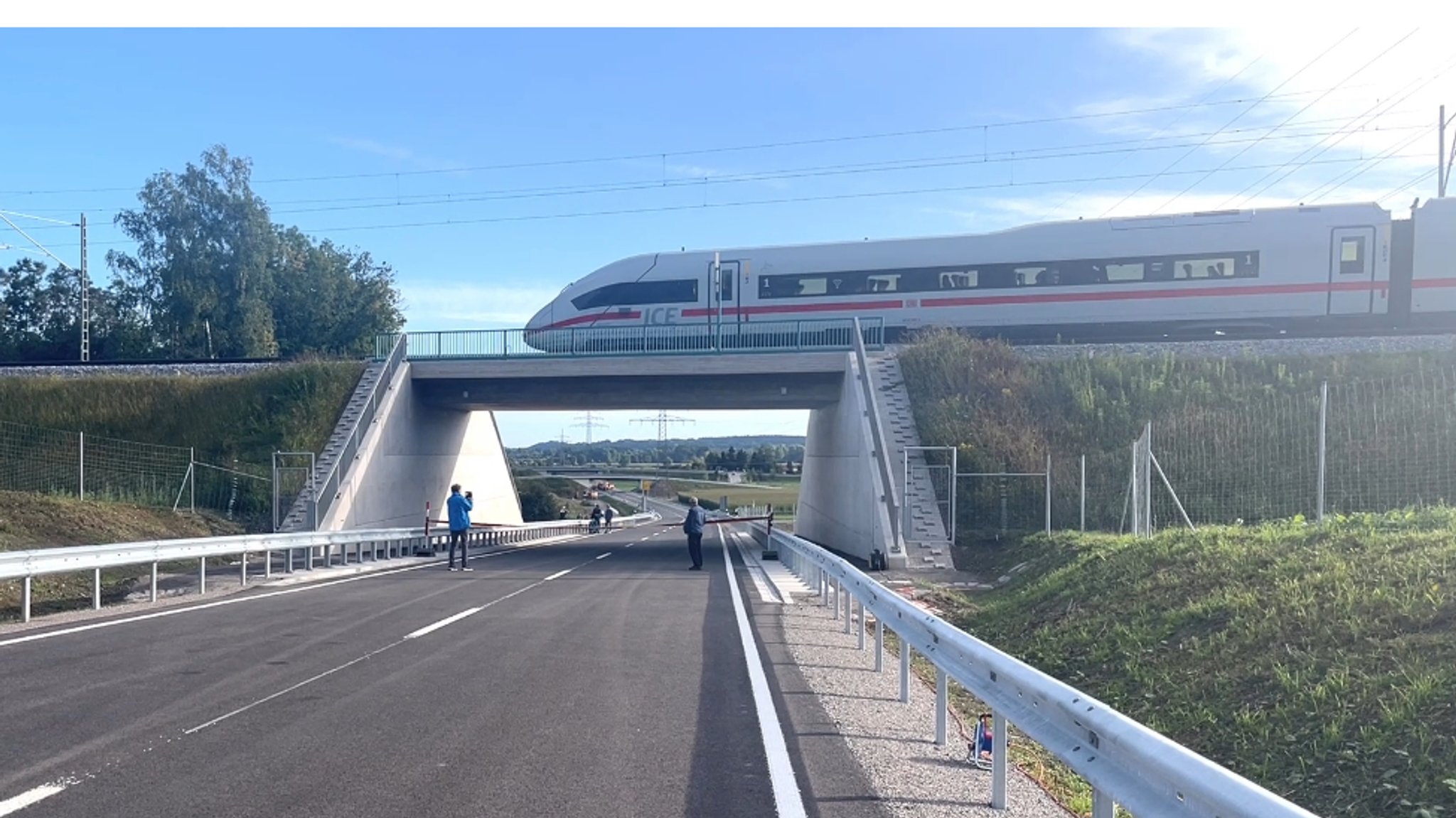 Ein ICE fährt über die neue Eisenbahnbrücke bei Wernhardsberg | Bild: Dagmar Bohrer-Glas Ein ICE fährt über die neue Eisenbahnbrücke bei Wernhardsberg