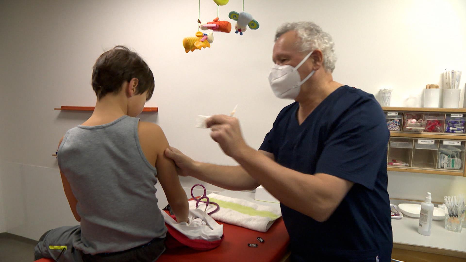 Die Infektionszahlen der Omikronvariante sind hoch, deshalb haben Eltern oft Angst vor einem positiven Test der Kinder und den möglichen Folgen.