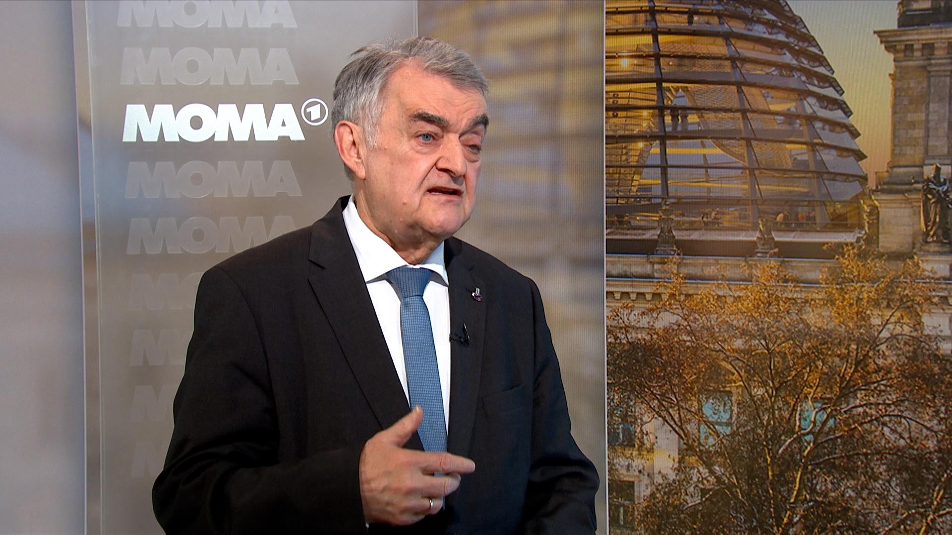 Nach den Angriffen auf Wahlkämpfer hat der Innenminister von Nordrhein-Westfalen, Reul, eine verstärkte Polizeipräsenz angekündigt. 