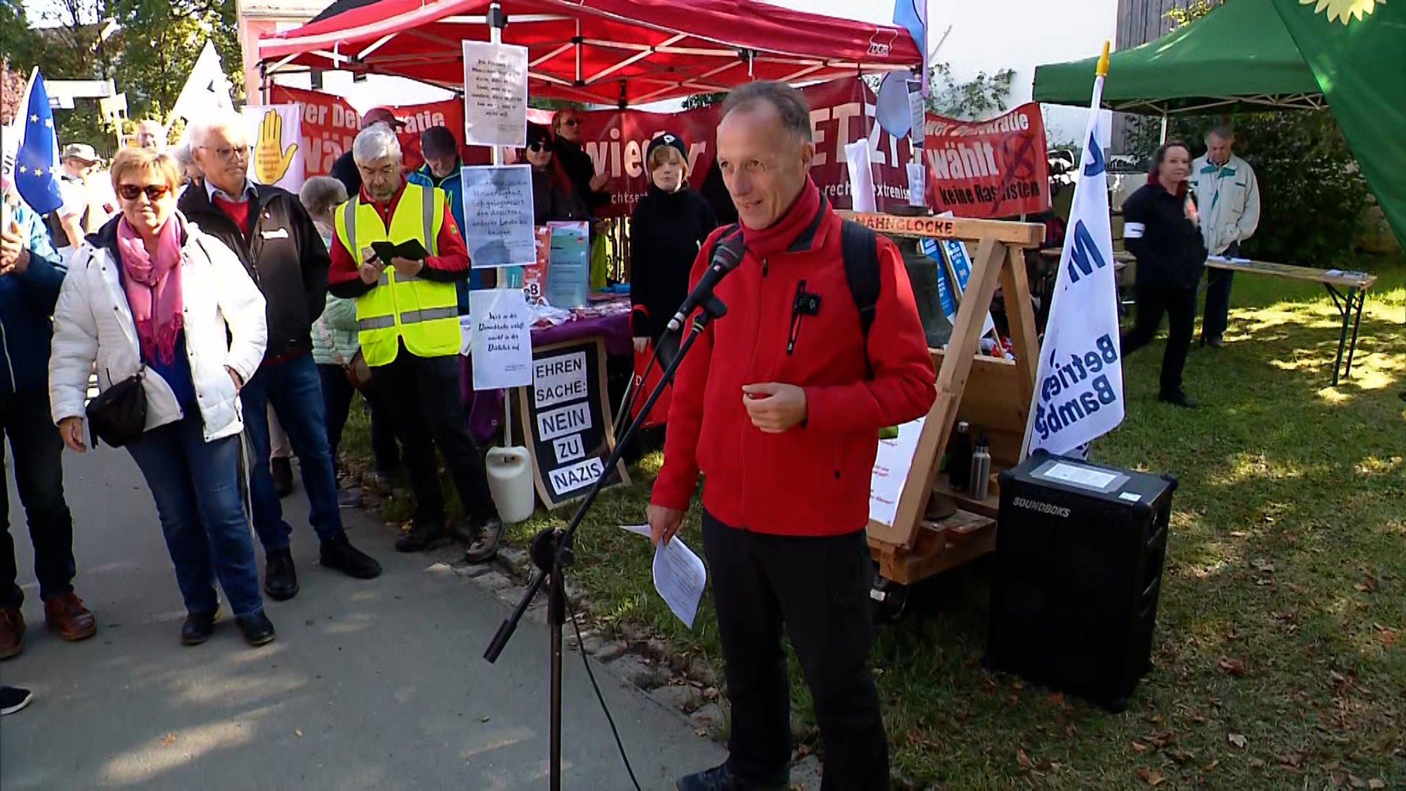 Matthias Eckert vom Deutschen Gewerkschaftsbund Oberfranken spricht bei der Kundgebung in Mödlareuth.