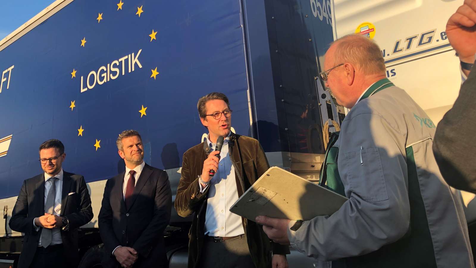 Bundesverkehrsminister Scheuer bei der technischen Abnahme der ersten Abbiegeassistenz-Systeme in Regensburg.